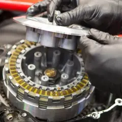 Todo lo que necesitas saber sobre el embrague en una moto y su mantenimiento