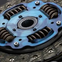 Primer plano de un disco de embrague de coche con resortes y plato de presión azul.
