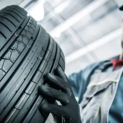 ¿Es seguro montar un neumático con índice de velocidad superior? Riesgos y beneficios