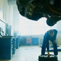 Es conveniente cambiar los neumáticos de su vehículo para evitar accidentes