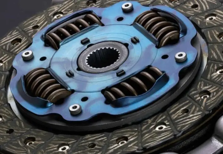 Primer plano de un disco de embrague de coche con resortes y plato de presión azul.
