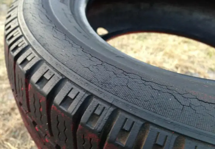 Flanco neumático dañado: riesgos y cómo evitar accidentes graves