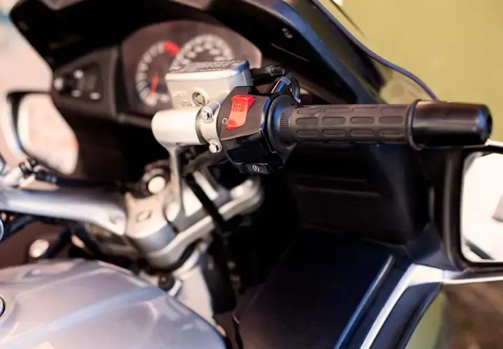 ¿Freno delantero moto derecha o izquierda? Lo que debes saber para conducir seguro