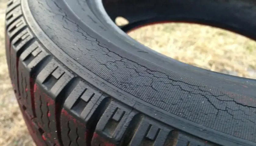 Flanco neumático dañado: riesgos y cómo evitar accidentes graves