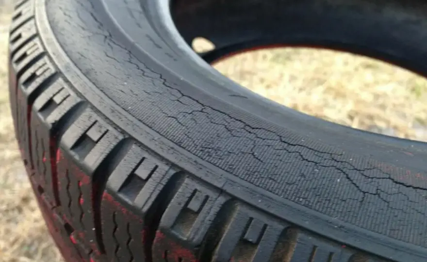 Flanco neumático dañado: riesgos y cómo evitar accidentes graves