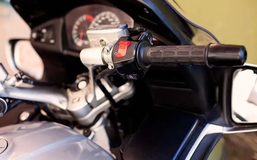 ¿Freno delantero moto derecha o izquierda? Lo que debes saber para conducir seguro