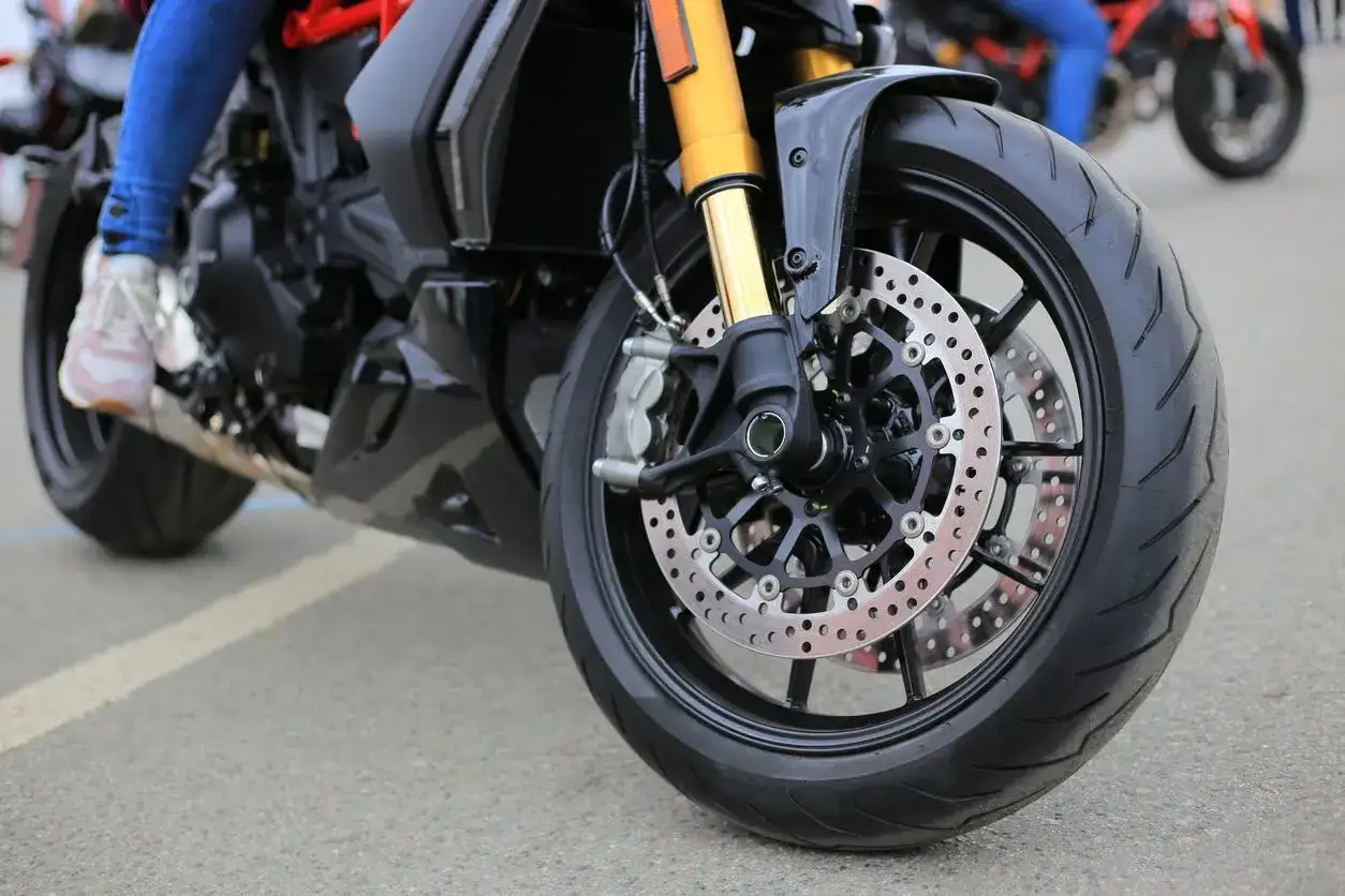Zdjęcie ¿Freno delantero moto derecha o izquierda? Lo que debes saber para conducir seguro